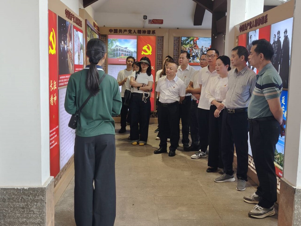 黨員、干部職工在南寧市共產(chǎn)黨人精神譜系主題園內(nèi)參觀.jpg