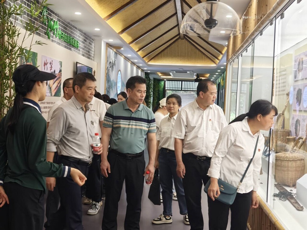 黨員、干部職工在南寧市廉潔文化主題園內(nèi)參觀.jpg